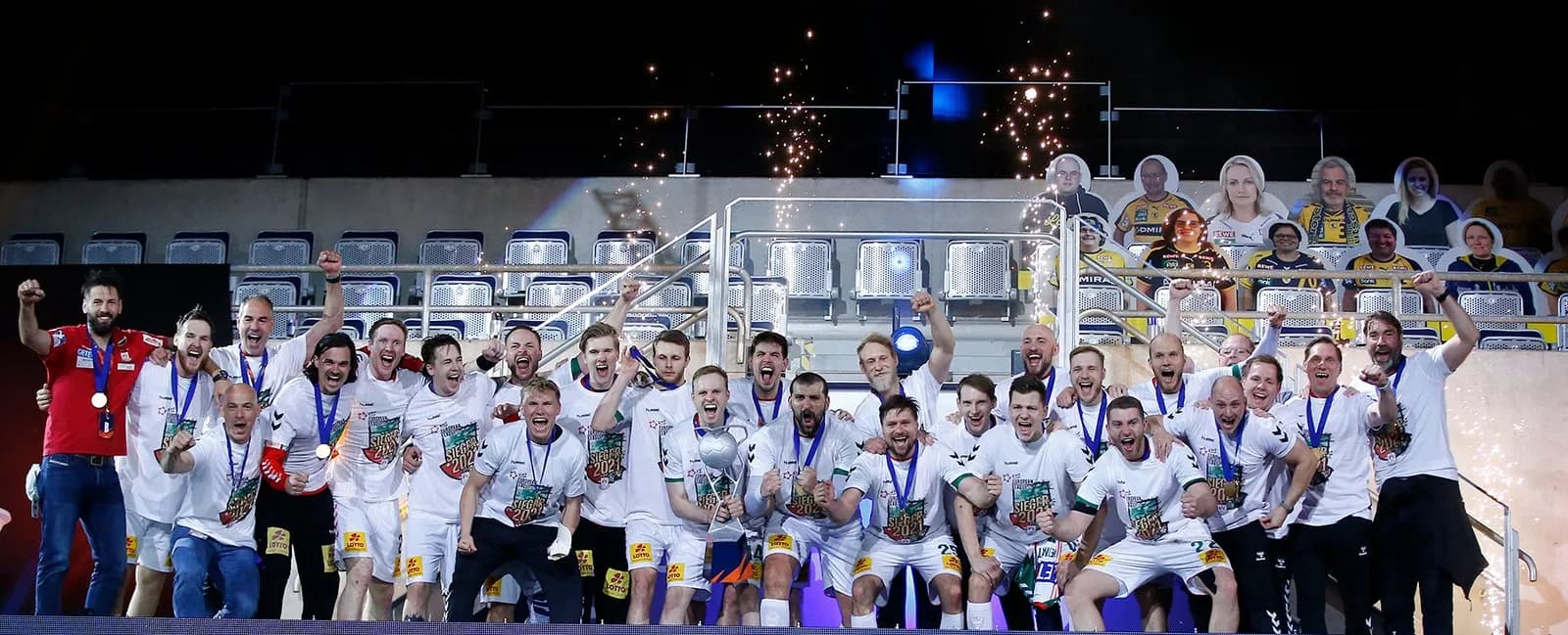 Die Mannschaft des SC Magdeburg feiert mit dem Pokal den Sieg in der EHF European League 2021