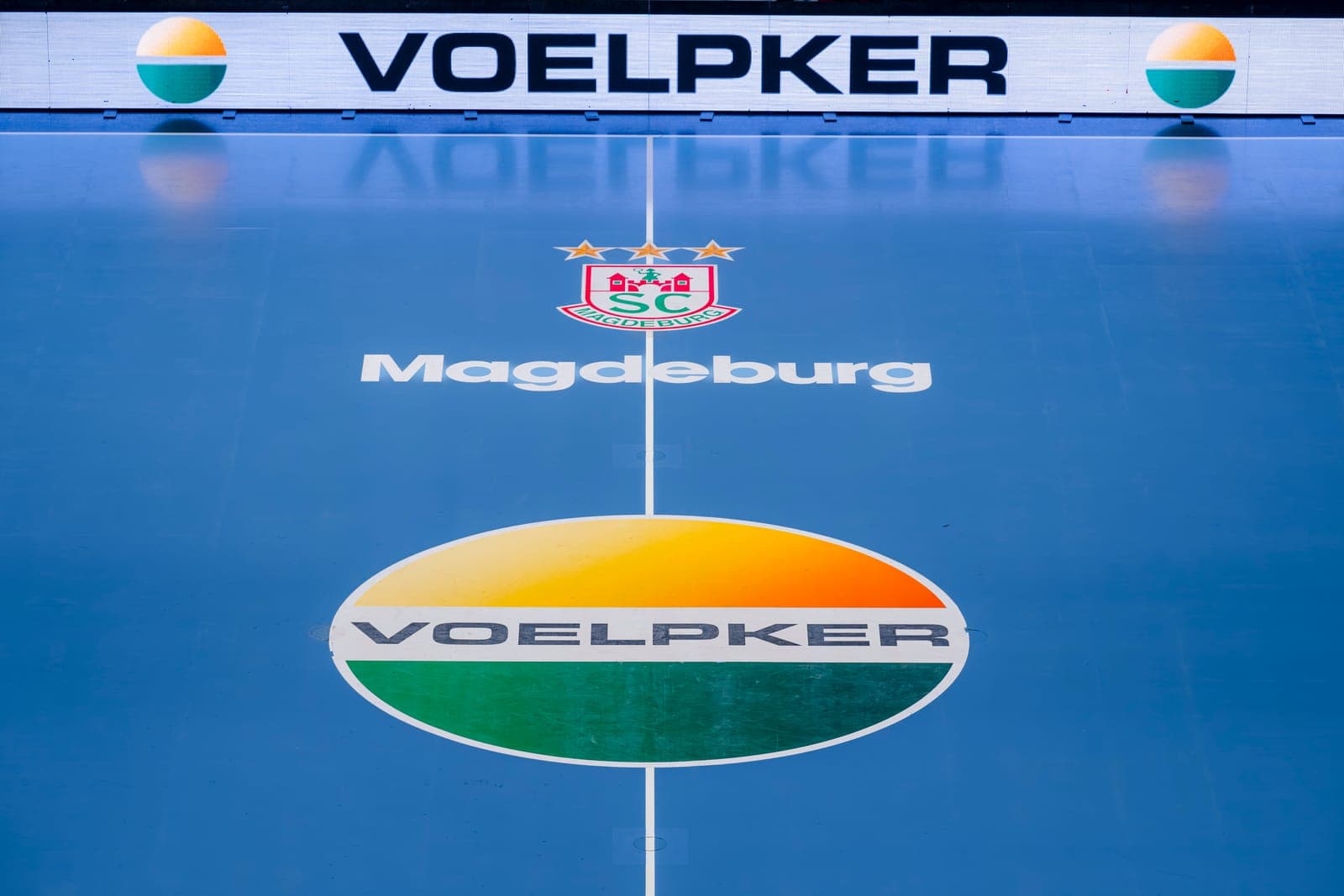 VOELPKER-Logo am Mittelkreis der GETEC Arena