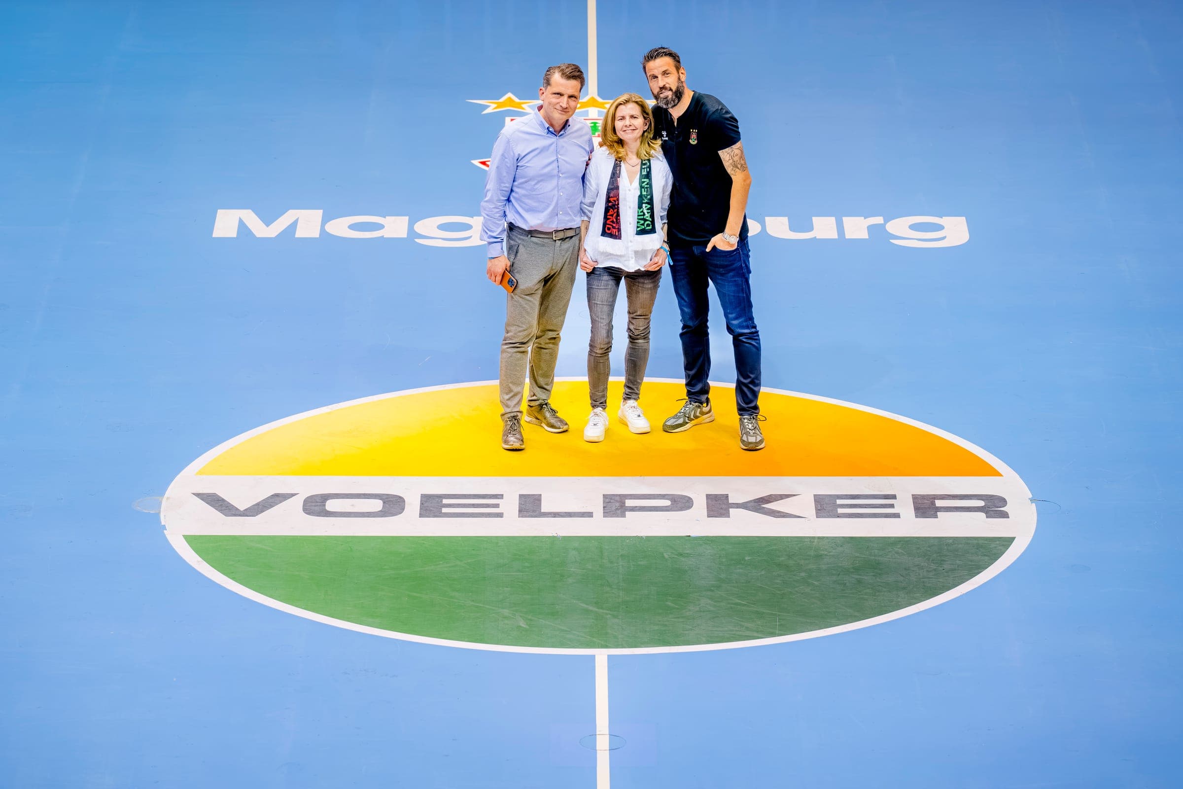 Annett und Falko Preußer mit SCM-Trainer Bennet Wiegert