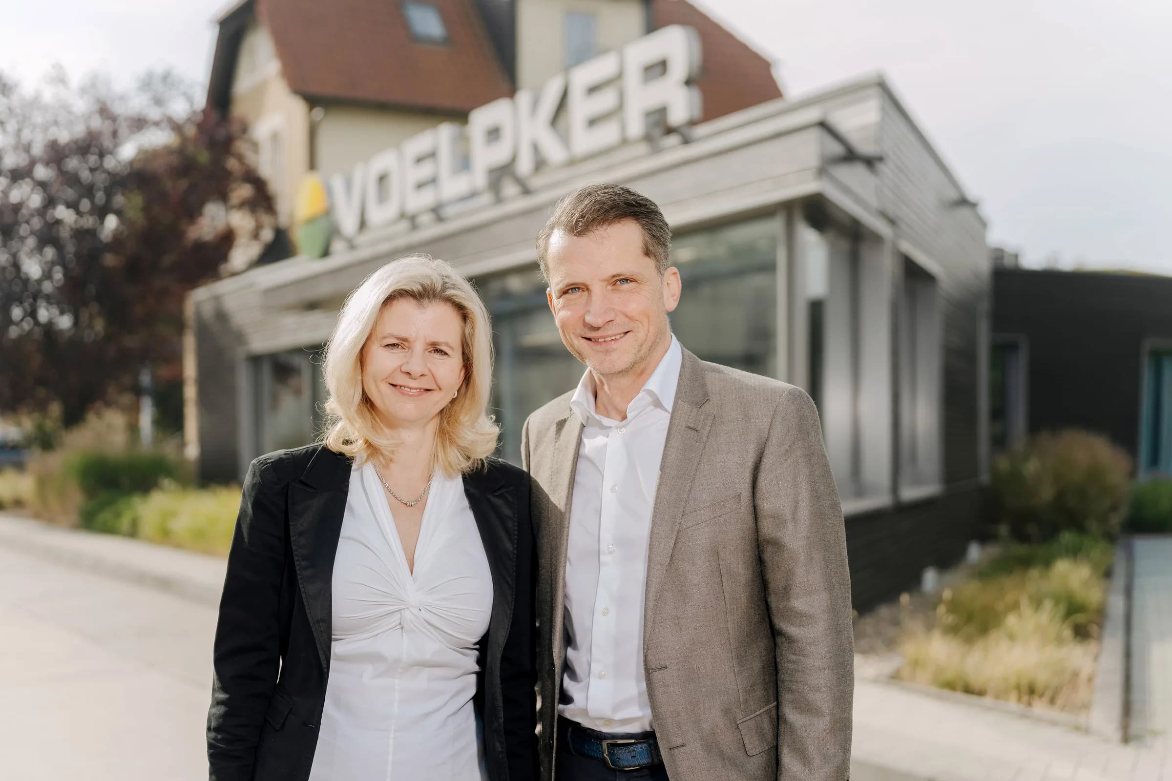 Annett and Falko Preußer in front of the VOELPKER reception building in Völpke